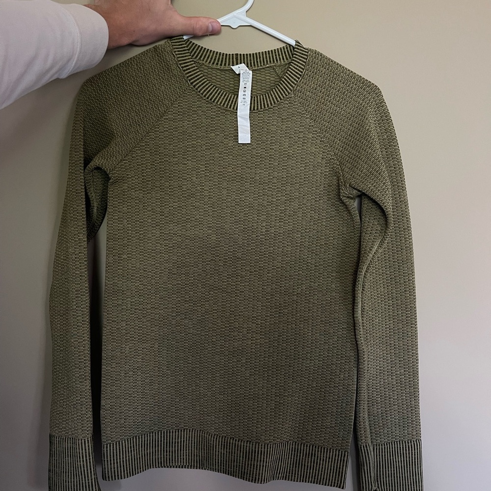 Never worn army green Lulu Lemon long sleeve: size 4